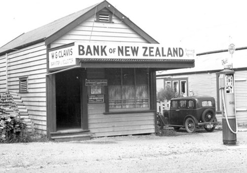 X19 738 1932 Morris Family Eight Te Kauwhata c1936 BNZ image via John McDonald NZ May 2022 ws